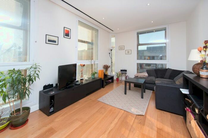 2 Bedroom Flat To Rent In Highbury Crescent, Highbury, London, N5