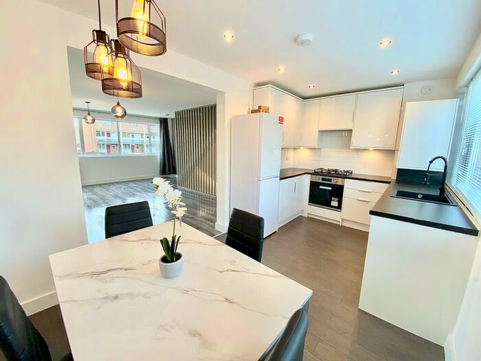 3 Bedroom Flat To Rent In Wanstead, London, E11