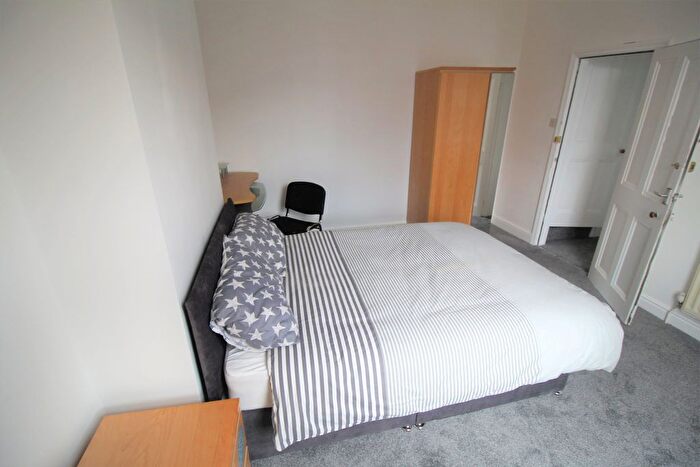 2 Bedroom Property To Rent In Pennington Grove, LS6