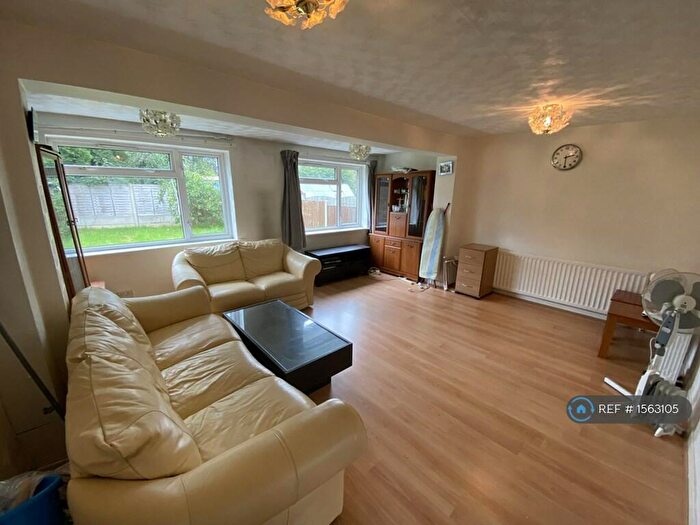 5 Bedroom Semi-Detached House To Rent In Glendon Crescent, Ashton-Under-Lyne, OL6