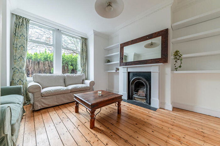 2 Bedroom Flat To Rent In Honeybrook Road, London, SW12