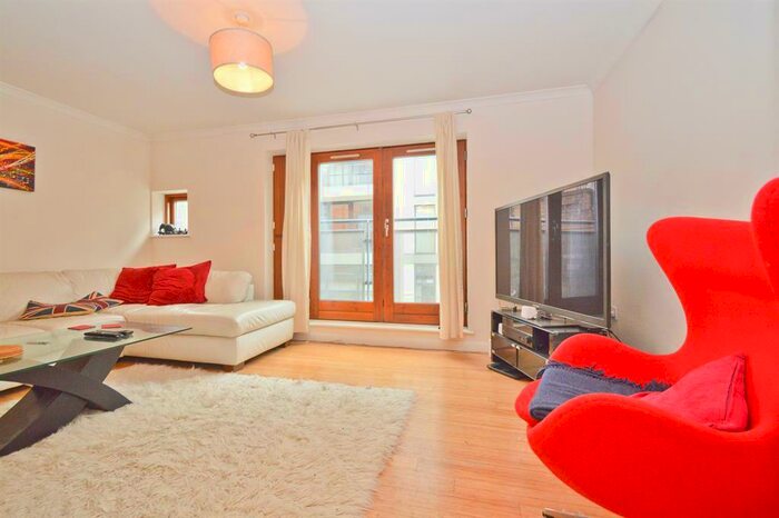 3 Bedroom Apartment To Rent In Waterson Street, Shoreditch, E2