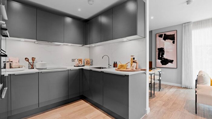 3 Bedroom Flat For Sale In Plumstead Road, London, SE18