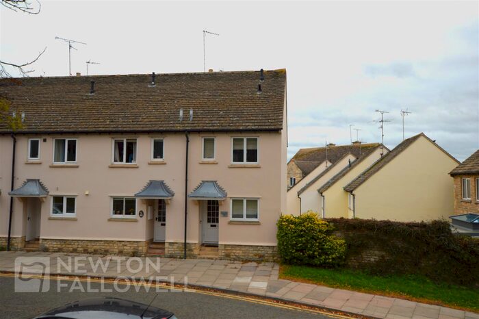 3 Bedroom Town House To Rent In St. Peters View, Central Stamford, PE9