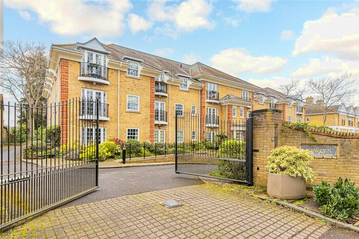3 Bedroom Flat To Rent In Oatlands Avenue, Weybridge, Surrey, KT13