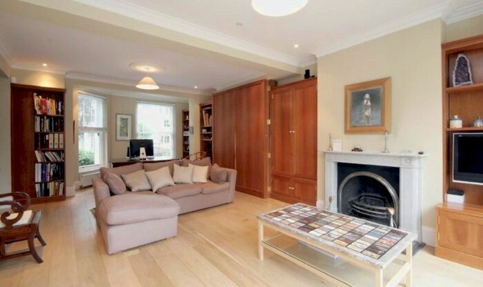 4 Bedroom Semi-Detached House To Rent In Hampstead Lane, London, N6