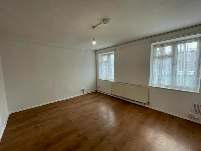 2 Bedroom Flat To Rent In Pinner Grove, Pinner, HA5