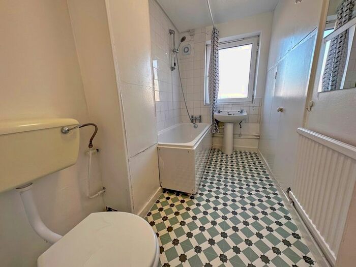 3 Bedroom Flat To Rent In Gilpin Road, London, E5