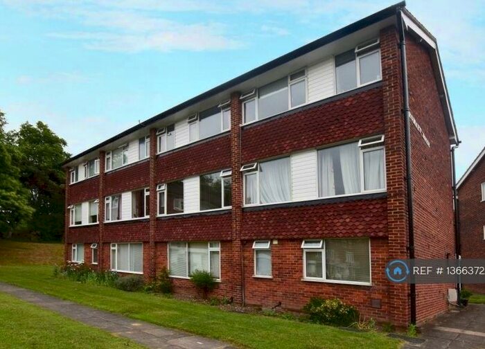 2 Bedroom Flat To Rent In Romney House, Beckenham, BR3