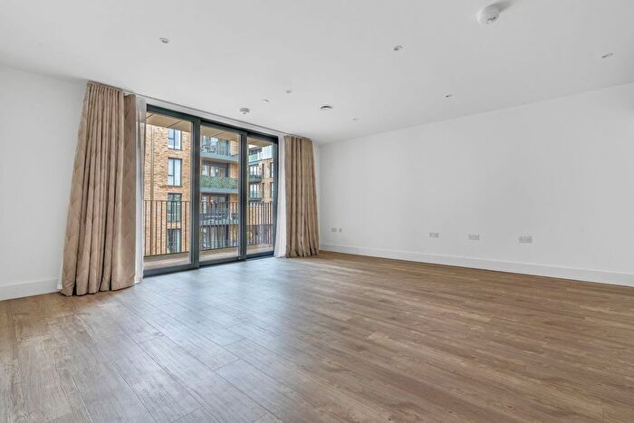2 Bedroom Flat For Sale In Fairfield Avenue, Staines-Upon-Thames, TW18
