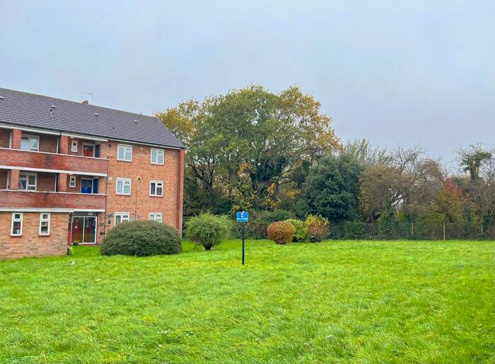 3 Bedroom Flat To Rent In Cranleigh Gardens, Southall, UB1