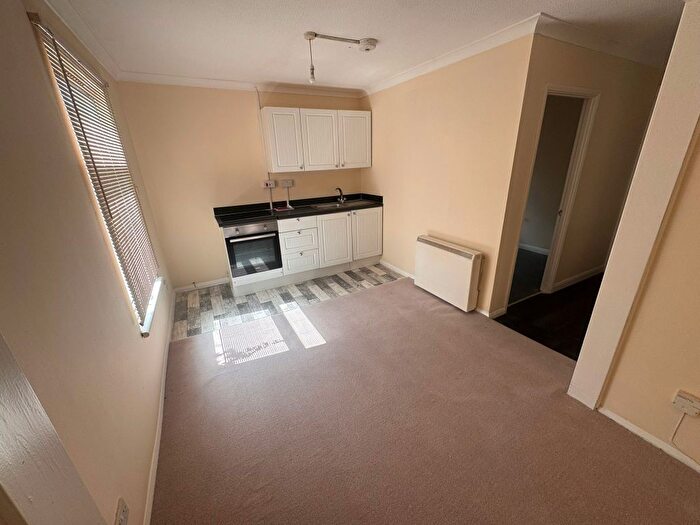 2 Bedroom Flat To Rent In Lanham Place, Basildon, SS13