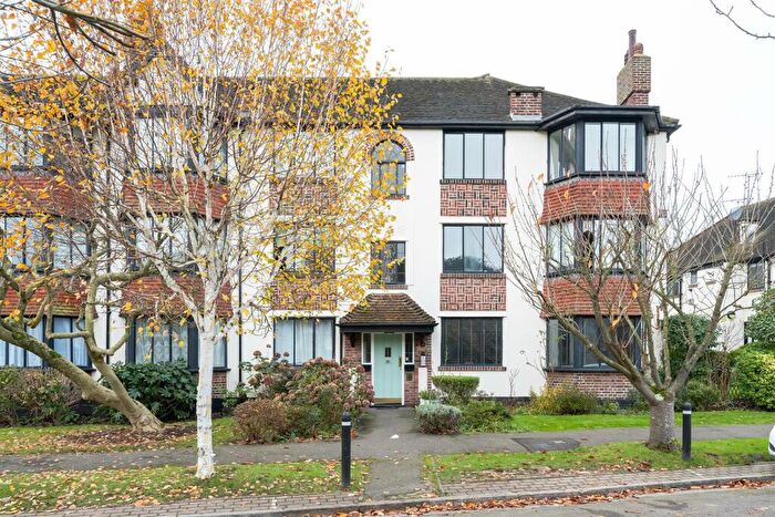 2 Bedroom Flat For Sale In Forest Court, Wanstead, E11
