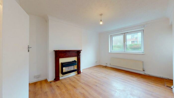 2 Bedroom Ground Flat To Rent In Park Avenue, E6