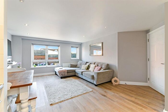 2 Bedroom Flat To Rent In High Street, Banstead, SM7