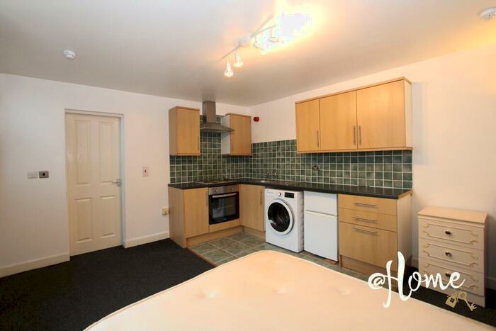 Studio To Rent In Park Crescent, Bradford, BD3