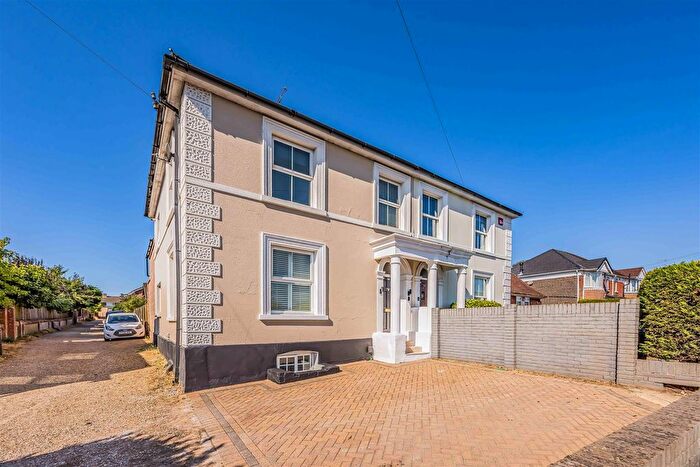 3 Bedroom Semi-Detached House For Sale In Stakes Hill Road, Waterlooville, PO7