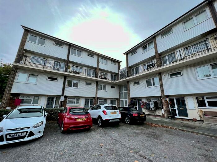 Maisonette To Rent In Farmside Gardens, Portsmouth, PO3