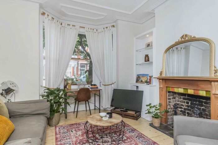 1 Bedroom Flat To Rent In Tregarvon Road, London, SW11