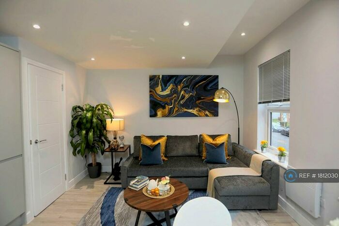 3 Bedroom Flat To Rent In Stanhope Road, London, N12