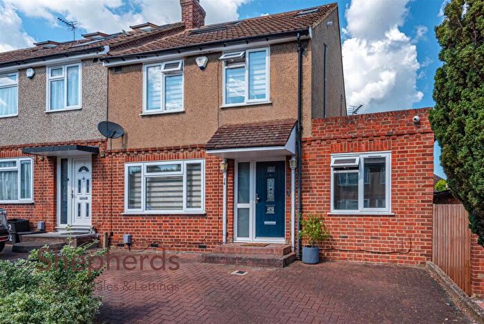 4 Bedroom Semi-Detached House For Sale In Westlea Road, Broxbourne, EN10