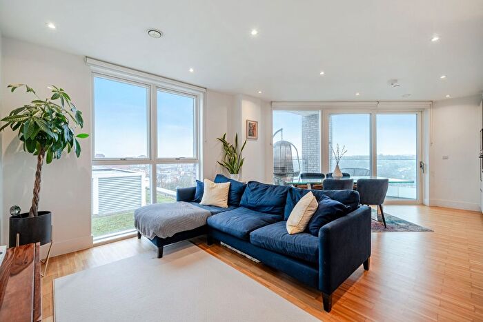 2 Bedroom Flat For Sale In Brixton Hill, London, SW2