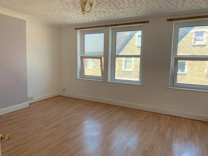 3 Bedroom Flat To Rent In High Street, Barry, Vale Of Glamorgan CF62
