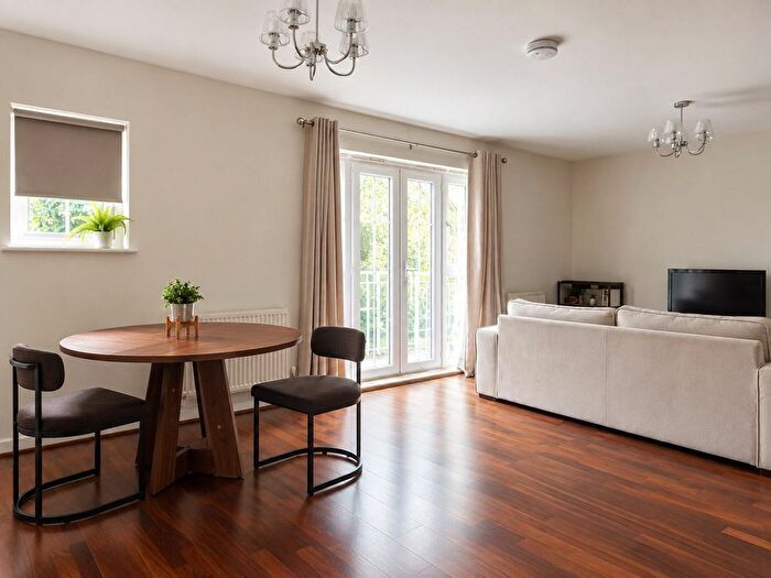2 Bedroom Flat To Rent In Hemlock Close, London, SW16