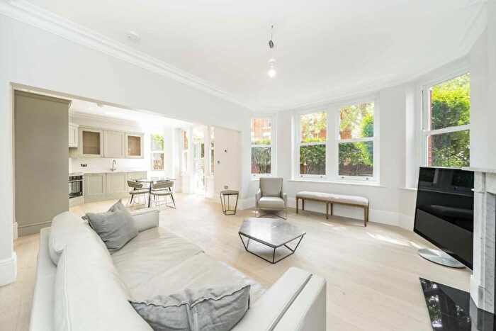3 Bedroom Flat For Sale In Cremorne Road, Chelsea, SW10