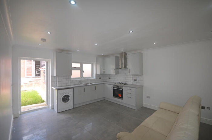 1 Bedroom Flat To Rent In Eastern Avenue, IG2