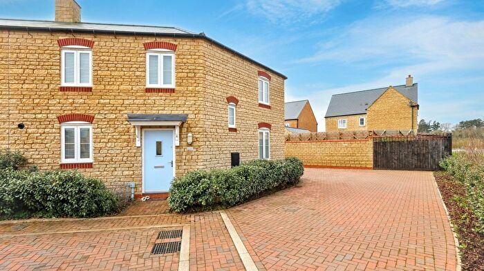 3 Bedroom Semi-Detached House For Sale In Holt Close, Bicester, OX26