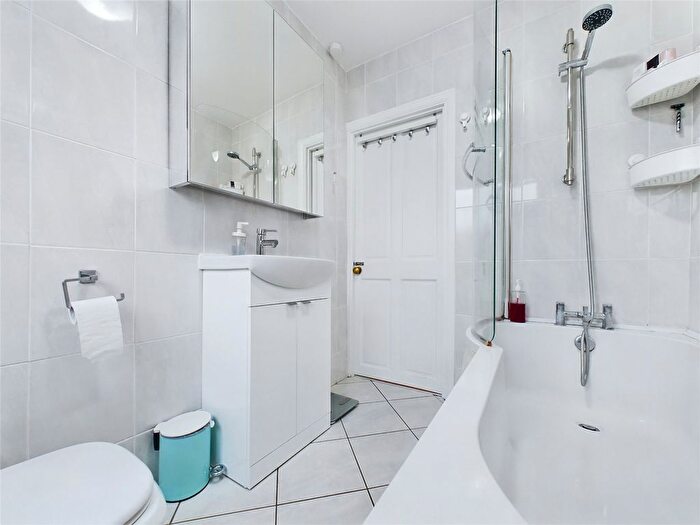 1 Bedroom Flat For Sale In Fourth Avenue, Romford, RM7