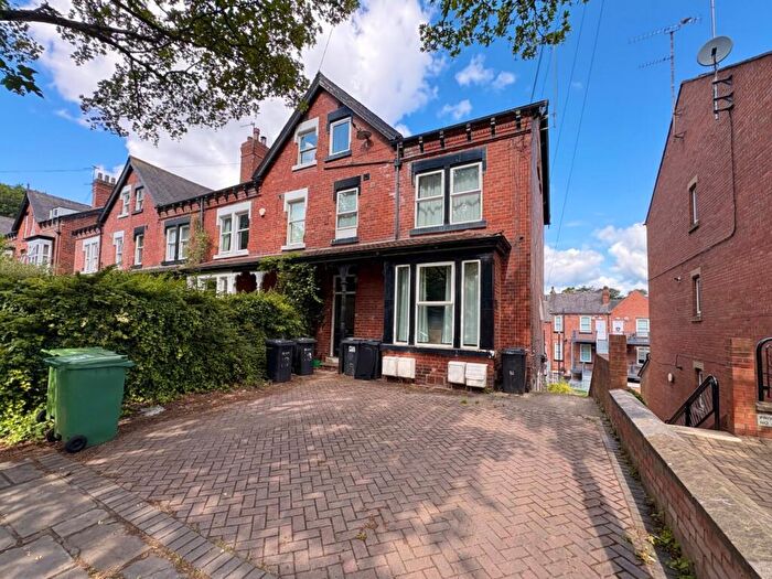 2 Bedroom Flat To Rent In Oakwood Avenue, Oakwood, Leeds, LS8