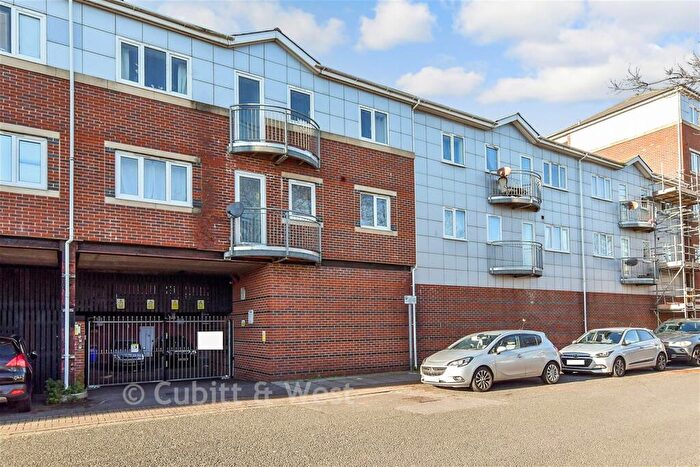 2 Bedroom Flat For Sale In Nancy Road, Portsmouth, Hampshire, PO1