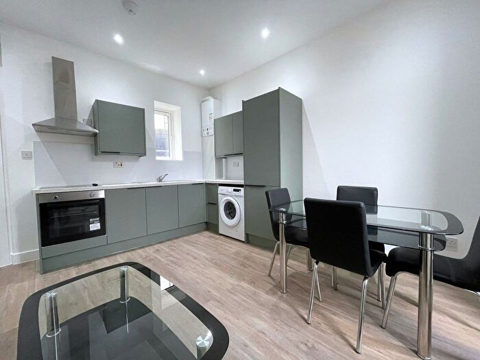 3 Bedroom Flat To Rent In Battersea Park Road, London, SW8