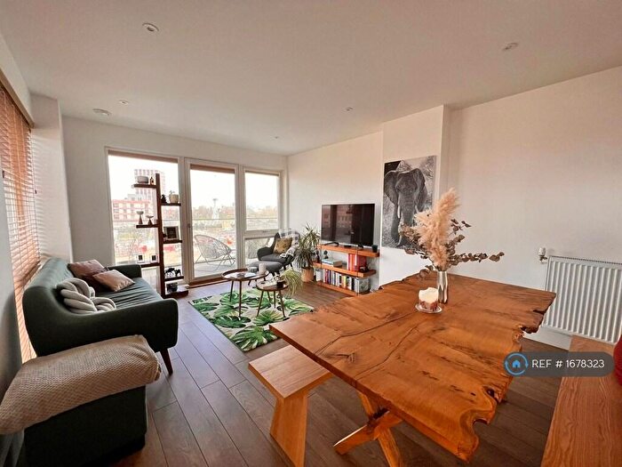 2 Bedroom Flat To Rent In Thorpe Court, London, E3