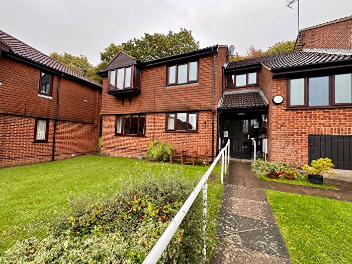2 Bedroom Flat For Sale In Kingsdown Close, Gillingham, ME7