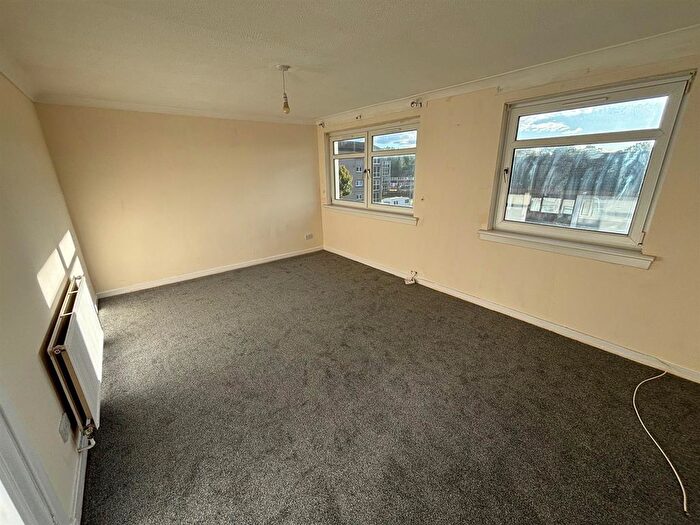 3 Bedroom Flat To Rent In Stobo Street, Wishaw, ML2