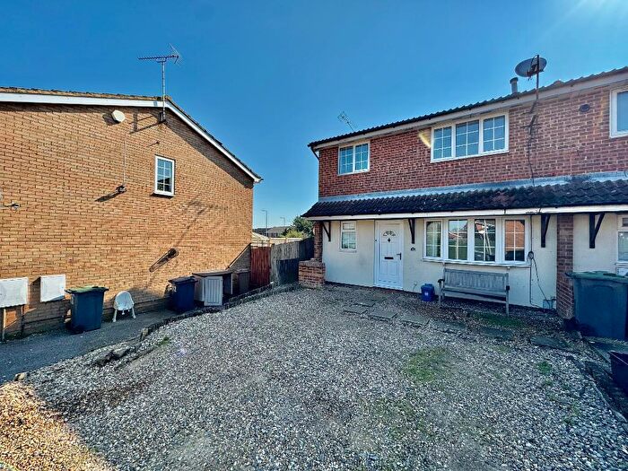 2 Bedroom Cluster House For Sale In Cheslyn Close, Wigmore, Luton, Bedfordshire, LU2