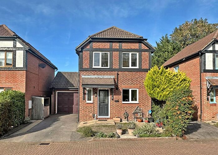 3 Bedroom Detached House For Sale In Caxton Rise, Redhill, RH1