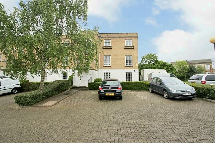 2 Bedroom Apartment To Rent In Leigh Hunt Drive, Southgate, N14