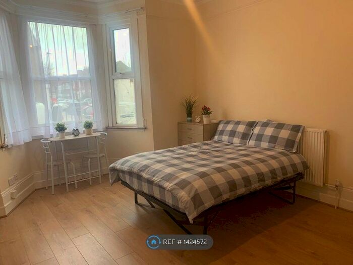 Studio To Rent In St. Pauls Road, London, N17