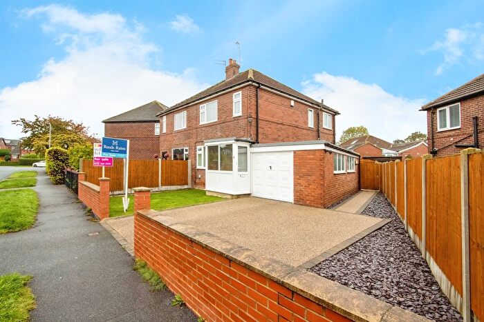 3 Bedroom Semi Detached House For Sale In Kelmscott Green, Leeds, LS15