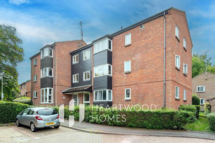 2 Bedroom Flat For Sale In Taylor Close, St. Albans, AL4