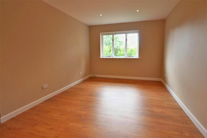 1 Bedroom Flat For Sale In Dalrymple Close, Southgate, N14