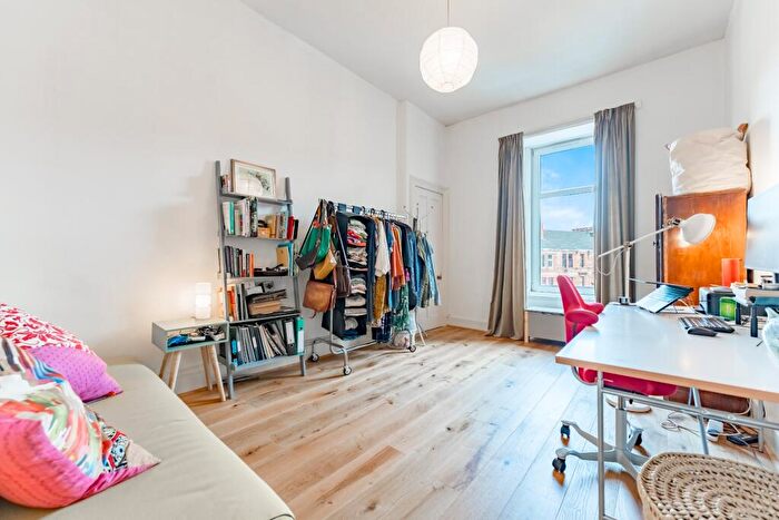 2 Bedroom Flat For Sale In Cathcart Road, Flat /, Crosshill, Glasgow, G42