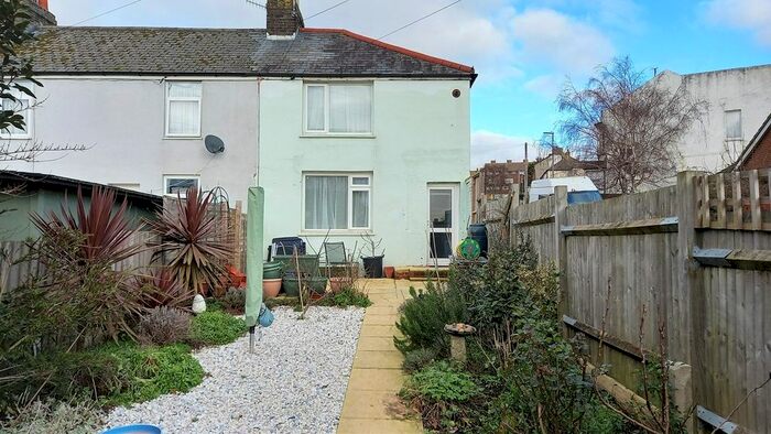 2 Bedroom Cottage To Rent In Middle Road, Hastings, TN35