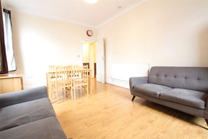 3 Bedroom Flat To Rent In - Commercial Road, London, E1