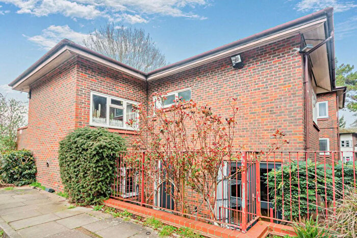 4 Bedroom Maisonette For Sale In Sutherland Place, Luton, LU1