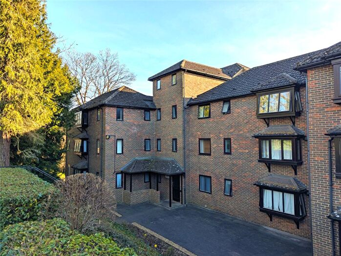 2 Bedroom Flat For Sale In Twycross Road, Godalming, Surrey, GU7